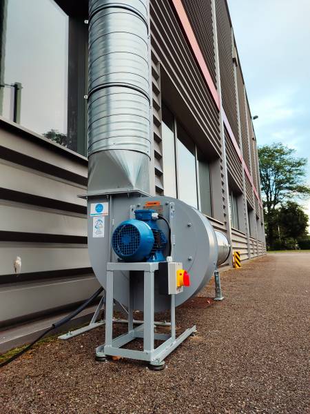 CONCEPTION ET INSTALLATION D’UN SYSTÈME DE TRAITEMENT D’AIR INDUSTRIEL POUR SORBONNE DANS UNE USINE LABORATOIRE A LYON, RÉGION AUVERGNE RHÔNE ALPES